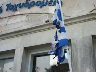 Φωτογραφία για Σύρος: Άγνωστοι έκαψαν την ελληνική σημαία