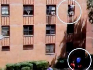Φωτογραφία για Σοκαριστικό βίντεο! Έπιασε στον αέρα κοριτσάκι που έπεσε από το παράθυρο