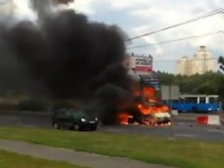 Φωτογραφία για Έκρηξη φλεγόμενου αυτοκινήτου στη Μόσχα [Video]