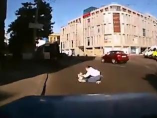 Φωτογραφία για Γυναίκα έπεσε μες τη μέση του δρόμου από ταξί! [Video]