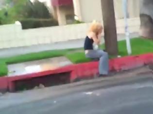 Φωτογραφία για Γυναίκα που είναι τύφλα από το μεθύσι έσκασε με το πρόσωπο πάνω σε κολώνα! [Video]