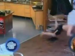 Φωτογραφία για Βίντεο: Του έβαλαν κόλλα στις παντόφλες