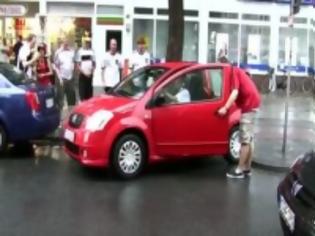 Φωτογραφία για VIDEO: Γυναίκα οδηγός προσπαθεί να παρκάρει με τη βοήθεια μεθυσμένων οπαδών!