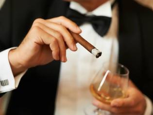 Φωτογραφία για Ποιος γαλάζιος γενικός γραμματέας κάπνιζε... cohiba για να γιορτάσει την αξιοποίησή του;
