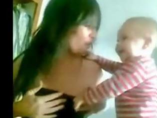 Φωτογραφία για VIDEO: Αγοράκι προσπαθεί να ξεγυμνώσει φίλη της μαμάς του!