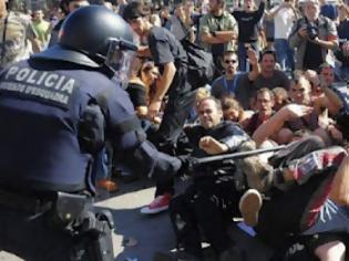Φωτογραφία για Πυρά αστυνομικών κατά διαδηλωτών στην Ισπανία!