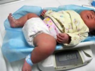 Φωτογραφία για ΔΕΙΤΕ: Μωρό-γίγας γεννήθηκε στην Κίνα