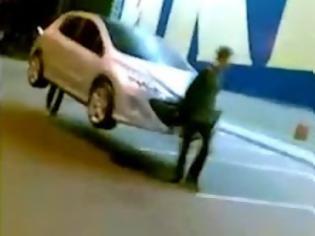 Φωτογραφία για Βρήκαν νέο τρόπο για να κλέβουν αυτοκίνητα! [Video]