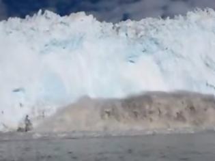 Φωτογραφία για Παγόβουνο καταρρέει και προκαλεί τσουνάμι [video]
