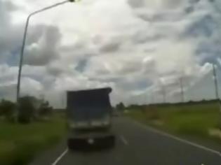 Φωτογραφία για Παραλίγο να γίνει ένα τρομακτικό ατύχημα στην Ταϊλάνδη! [Video]