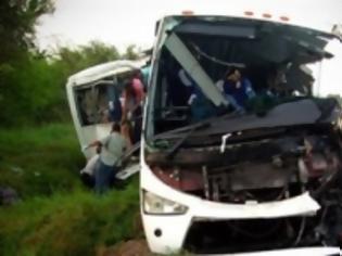 Φωτογραφία για Πολύνεκρο τροχαίο με λεωφορείο στο Μεξικό