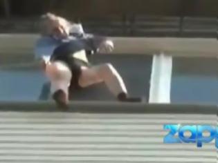 Φωτογραφία για VIDEO | Γιαγιά έπεσε από τον 8ο όροφο και τη γλίτωσε το φόρεμά της!  GIAGIA