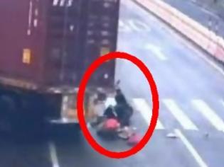Φωτογραφία για ΣΟΚΑΡΙΣΤΙΚΟ VIDEO: Δε θα το πιστέψεις ότι βγήκε ζωντανή από τέτοιο ατύχημα!