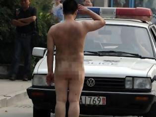 Φωτογραφία για Γυμνός άνδρας δημιουργεί χάος στους δρόμους [photos]