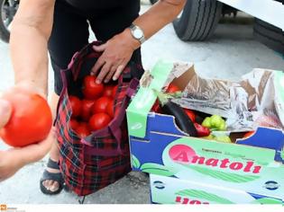 Φωτογραφία για Χανιά: Τράβηξε χειρόφρενο και μοίρασε 3 τόνους ντομάτες!