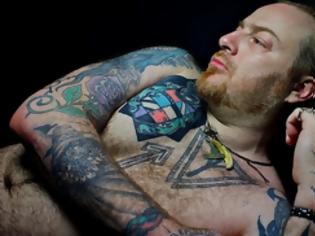 Φωτογραφία για Τραγουδιστής της όπερας κόπηκε από φεστιβάλ γιατί είχε tattoo με σβάστικα