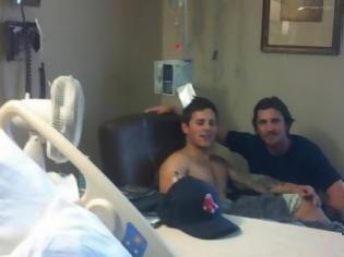 Φωτογραφία για Christian Bale: Επισκέφθηκε τους τραυματίες από το μακελειό
