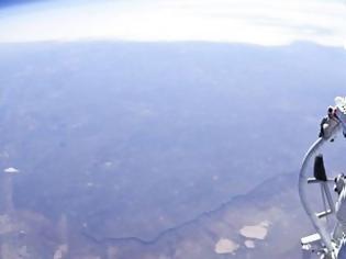 Φωτογραφία για VIDEO: Πήδηξε στο κενό από τα 29.000 μέτρα