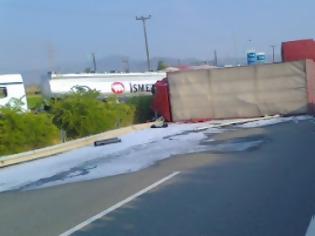 Φωτογραφία για Σύγκρουση βυτιοφόρου με φορτηγό στην εθνική οδό. Τρόμος για το επικίνδυνο φορτίο