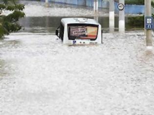 Φωτογραφία για Τεράστιο κύμα παρέσυρε λεωφορείο με 18 επιβάτες!