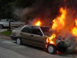 Φωτογραφία για Δραπετσώνα: Αυτοκίνητο τυλίχτηκε στις φλόγες