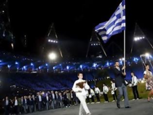 Φωτογραφία για Αλήθεια, έχουν λεφτά οι Έλληνες για να αγοράσουν τόσο μεγάλη σημαία; Αυτό και άλλα tweets κατά της Ελλάδας χθες το βράδυ
