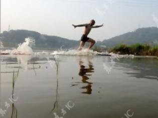 Φωτογραφία για ΔΕΙΤΕ: Πώς οι μοναχοί Shaolin περπατούν στο νερό;;;