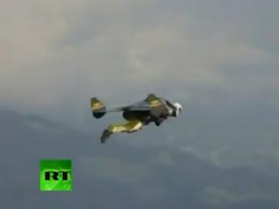 Φωτογραφία για Ένας άνθρωπος συναγωνίζεται τα ιπτάμενα jet! [video]