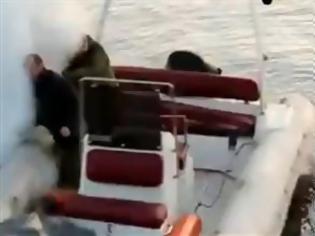 Φωτογραφία για VIDEO: Ψάρευαν με χειροβομβίδα και ανατίναξαν τη βάρκα τους!