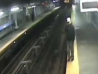 Φωτογραφία για Μιλούσε στο κινητό και έπεσε στις ράγες του τρένου!