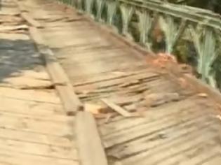 Φωτογραφία για Περνάνε άνθρωποι από σάπια γέφυρα και κινδυνεύουν να πέσουν στο ποτάμι! [video]