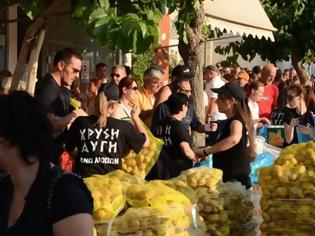 Φωτογραφία για Πόλεμος Χρυσής Αυγής - Δήμου Αθηναίων για τη διανομή τροφίμων στο Σύνταγμα