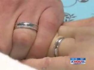 Φωτογραφία για Παντρεύτηκε την ετοιμοθάνατη σύντροφο του στο νοσοκομείο! [video]