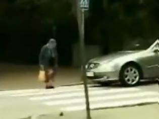 Φωτογραφία για Αυτός ο βιαστικός οδηγός θα την πληρώσει από την γιαγιά! [Video]