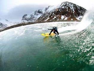 Φωτογραφία για Σέρφινγκ στα παγωμένα κύματα της Αρκτικής!
