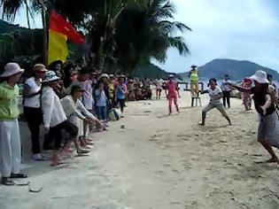 Φωτογραφία για Παίζοντας μπάσκετ στην άμμο! [Video]