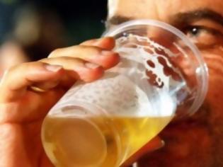 Φωτογραφία για ΒΙΝΤΕΟ – Απίστευτη πατέντα: Ποτήρια μπύρας γεμίζουν από τον πάτο!