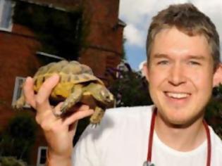 Φωτογραφία για Γιατρός έσωσε χελώνα από πνιγμό με το φιλί της ζωής