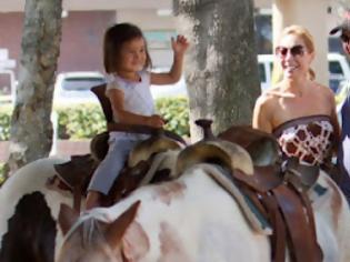 Φωτογραφία για Jon Cryer: Καμαρώνοντας την κόρη του στο άλογο