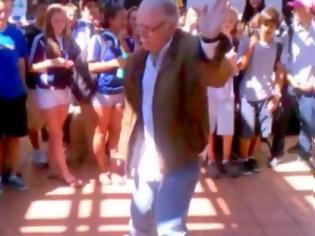 Φωτογραφία για VIDEO: Καθηγητής χόρεψε break dance και έβαλει τα γυαλιά στους μαθητές του