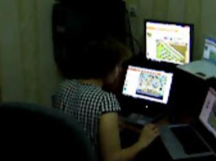 Φωτογραφία για Απίστευτο! «Καμένη» γυναίκα παίζει Farmville σε 4 υπολογιστές!!!!