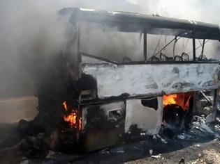 Φωτογραφία για Στις φλόγες τουριστικό λεωφορείο στην Ηλιούπολη