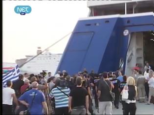 Φωτογραφία για VIDEO: Μέλη της Χ.Α. εισέβαλαν στο πλοίο που μετέφερε τον Πακιστανό