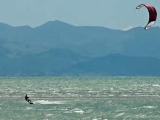 Φωτογραφία για Αθλητής του kitesurfing έπεσε σε λουόμενο