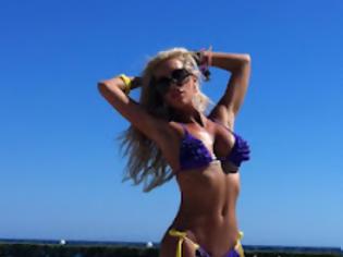 Φωτογραφία για ΔΕΙΤΕ: Η Ζέτα Θεοδωροπούλου με bikini σε πισίνα στην Τήνο