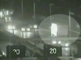 Φωτογραφία για VIDEO: Οδηγός νταλίκας μπήκε στο αντίθετο ρεύμα της εθνικής προκαλώντας... πανικό!