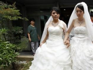 Φωτογραφία για ΔΕΙΤΕ: Γάμος ομοφυλόφιλων γυναικών με τις ευλογίες του Βούδα