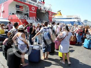 Φωτογραφία για ΣΥΝΕΧΙΖΕΤΑΙ Η ΕΞΟΔΟΣ ΤΩΝ ΕΚΔΡΟΜΕΩΝ ΤΟΥ ΑΥΓΟΥΣΤΟΥ