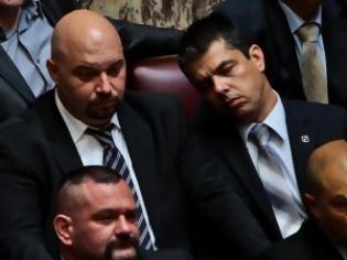 Φωτογραφία για ΔΕΙΤΕ: Βουλευτής της Χρυσής Αυγής κοιμήθηκε στη Βουλή