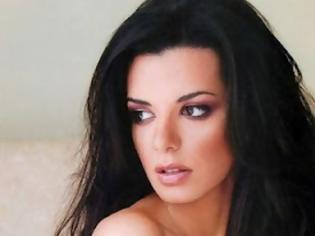 Φωτογραφία για Είναι έτοιμη να ανέβει τα σκαλιά της εκκλησίας